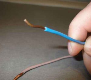 Почему проводку делают одножильным кабелем, а не многожильным, в чём разница