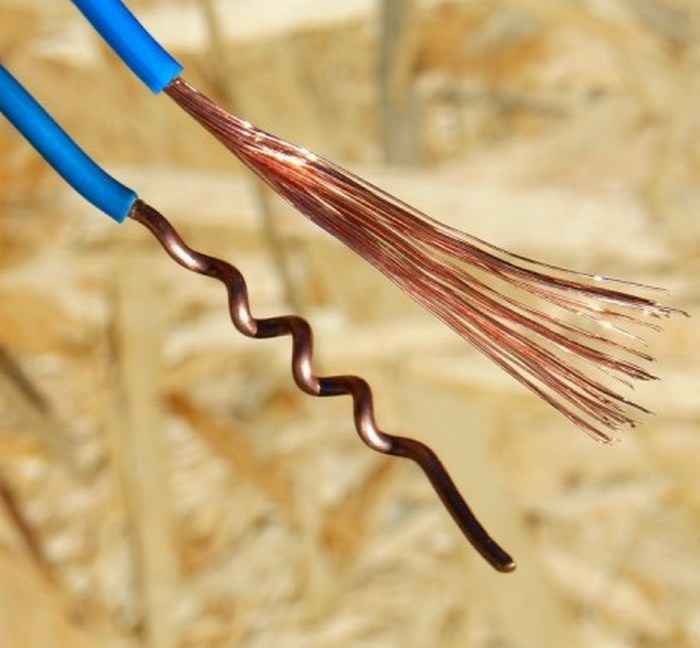 Почему проводку делают одножильным кабелем, а не многожильным