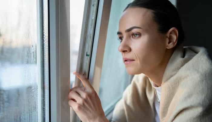 Почему алюминиевые окна продувают зимой и как это исправить без замены рамы?