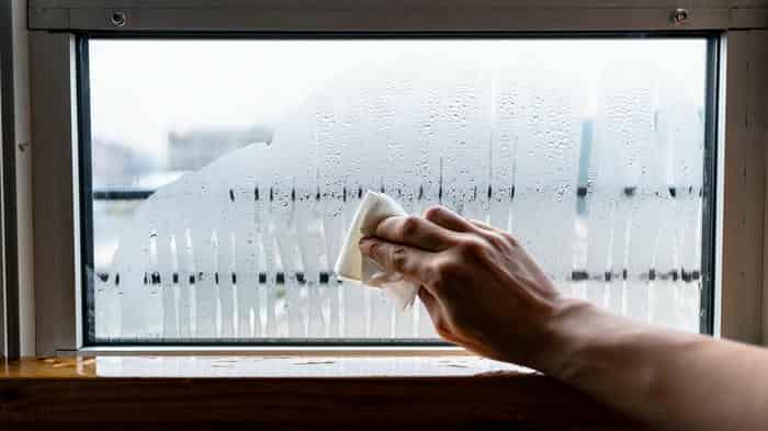 Почему алюминиевые окна продувают зимой и как это исправить без замены рамы?