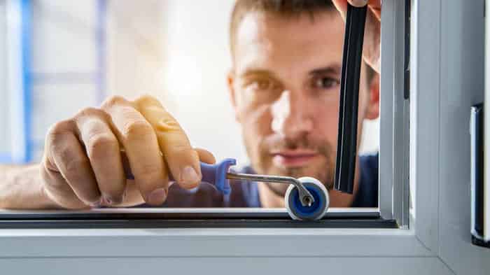 Почему алюминиевые окна продувают зимой и как это исправить без замены рамы?